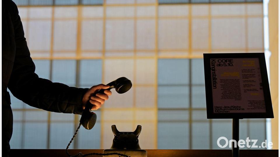 An diesem Telefon können Kirchenbesucher von Herzensangelegenheiten erzählen. Bild: Malin Wunderlich/dpa