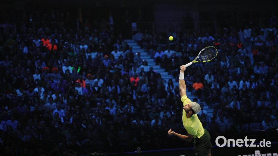 Volle Konzentration beim Aufschlag: Carlos Alcaraz. Bild: Marco Alpozzi/LaPresse via ZUMA Press/dpa