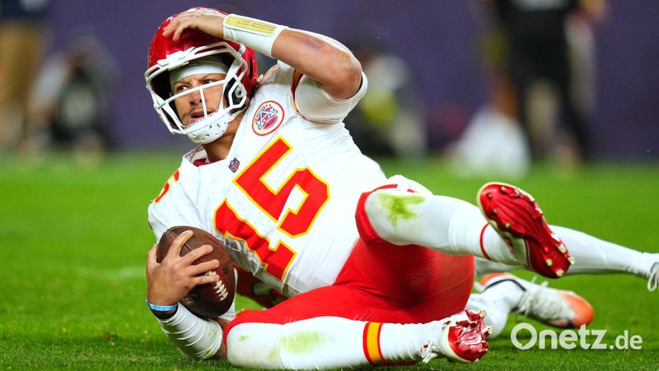 Chiefs-Quarterback Patrick Mahomes müssen um die Playoffs bangen. Bild: Jack Dempsey/AP/dpa