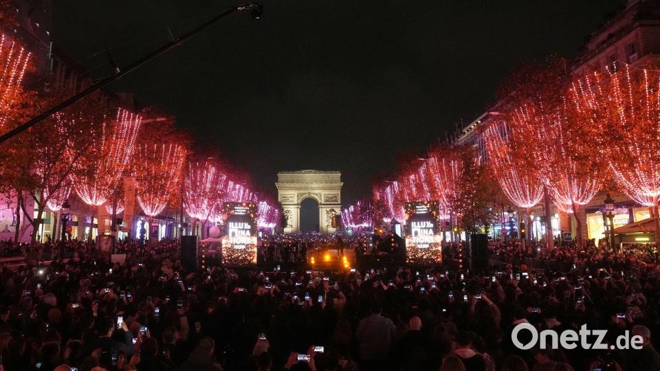 Die Avenue Champs Elysee  strahlt zur Weihnachtszeit im Lichterglanz. Bild: Thibault Camus/AP/dpa