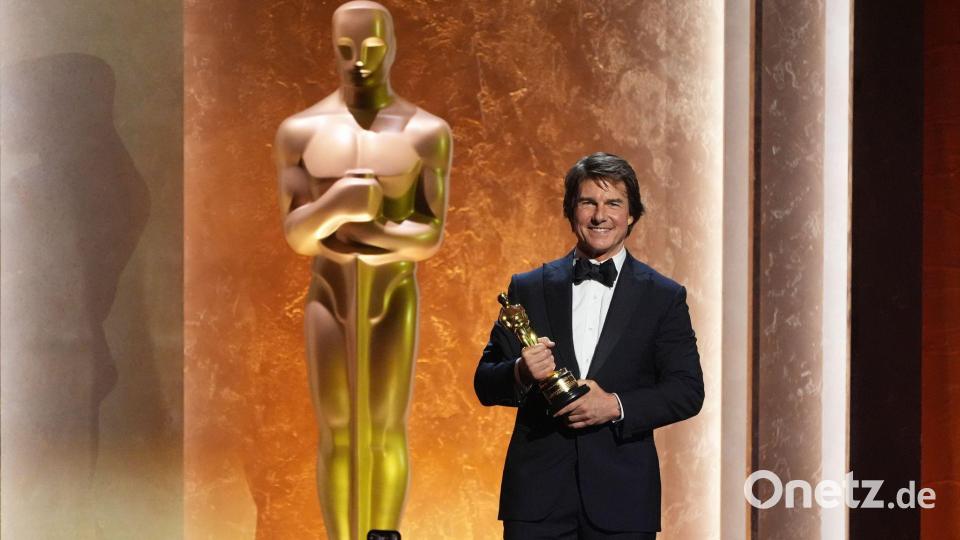 Tom Cruise, Gewinner eines Ehrenpreises, posiert auf der Bühne. Bild: Chris Pizzello/Invision/dpa