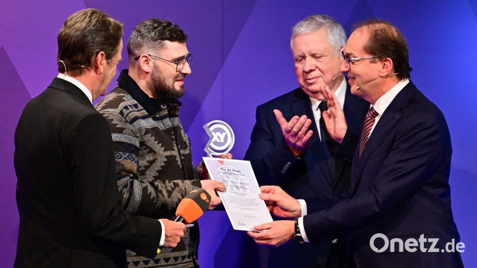 Thomas Köpplin (zweiter von links) aus Schweinfurt wurde geehrt. Bild: Sebastian Christoph Gollnow/dpa