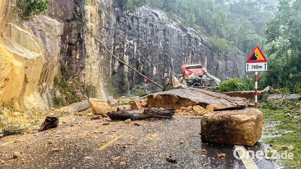 Schwere Felsbrocken und Gestein waren auf den Bus gestürzt. Bild: Minh Bang/VNExpress via AP/dpa