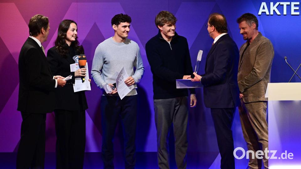 Emma Maria Tuscher, Elias Christofer Linz und Paul Christoph Georg aus Frankfurt am Main bekamen den Preis verliehen. Bild: Sebastian Christoph Gollnow/dpa