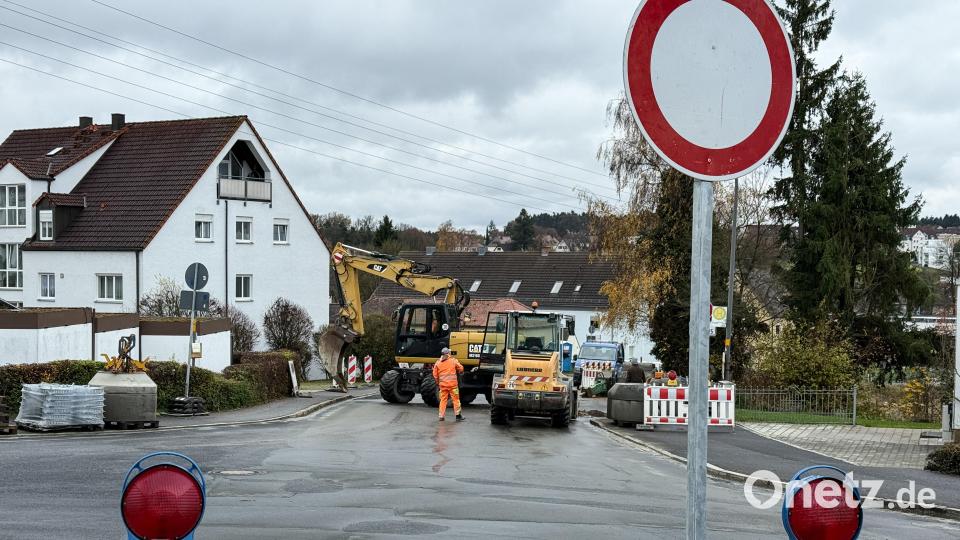 Wer die St.-Anna-Straße entlang fährt, stößt kurz vor den Abzweigungen Fröschau/Melanchthonstraße auf eine Vollsperrung. Trotz Schmuddelwetter erneuert hier die Firma Richard Schulz Bordsteine, Regenabläufe und demnächst auch die oberste Asphaltschicht. Bild: Petra Hartl