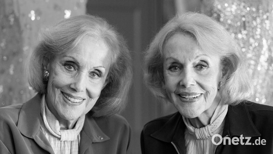 Alice (l.) und Ellen Kessler wurden als Sängerinnen und Tänzerinnen international berühmt. (Archivbild) Bild: Lennart Preiss/dpa