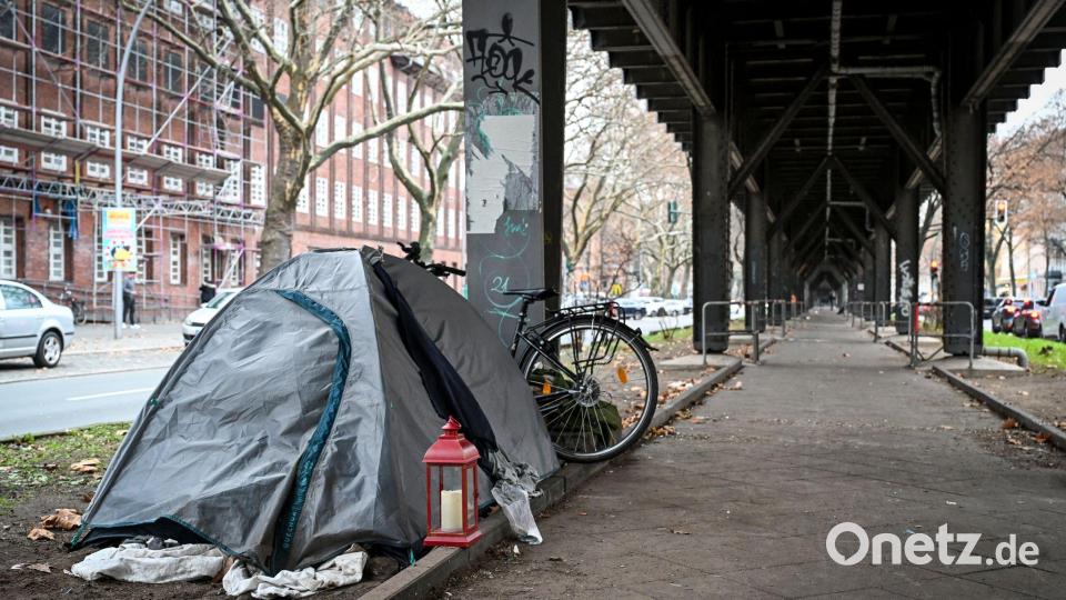 Zelt eines obdachlosen Menschen in Berlin. (Archivbild) Bild: Jens Kalaene/dpa