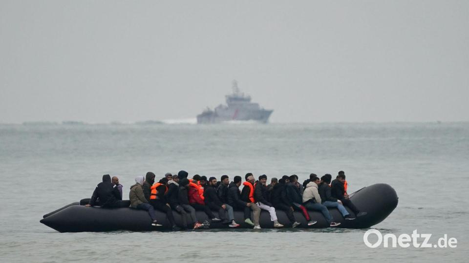 Die Migration in kleinen Booten über den Ärmelkanal ist ein Reizthema in Großbritannien. (Archivbild) Bild: Gareth Fuller/PA Wire/dpa