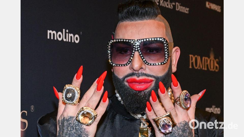 Der im baden-württembergischen Maulbronn geborene Modemacher Glööckler lebte lange in der Pfalz und wohnt heute in Berlin. (Archivbild) Bild: Jens Kalaene/dpa