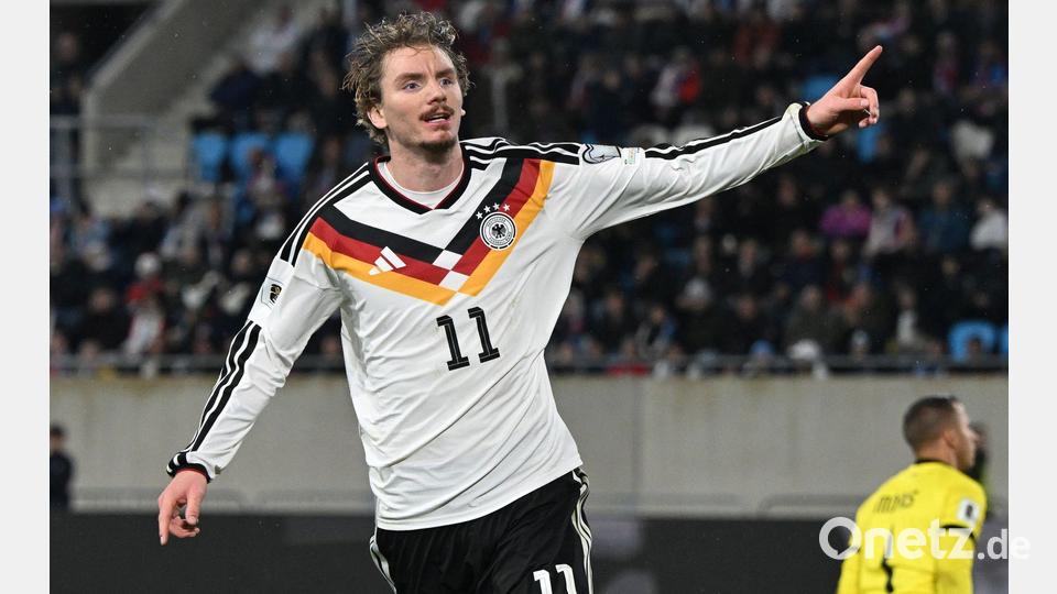 Auch Stürmer Nick Woltemade findet das Jersey, das Deutschland auch bei der WM 2026 tragen will, „Weltklasse“, wie er sagte. (Archivbild) Bild: Federico Gambarini/dpa