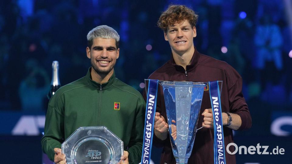 Verstehen sich trotz aller sportlichen Rivalität gut: Carlos Alcaraz (l) und Jannik Sinner. Bild: Antonio Calanni/AP/dpa