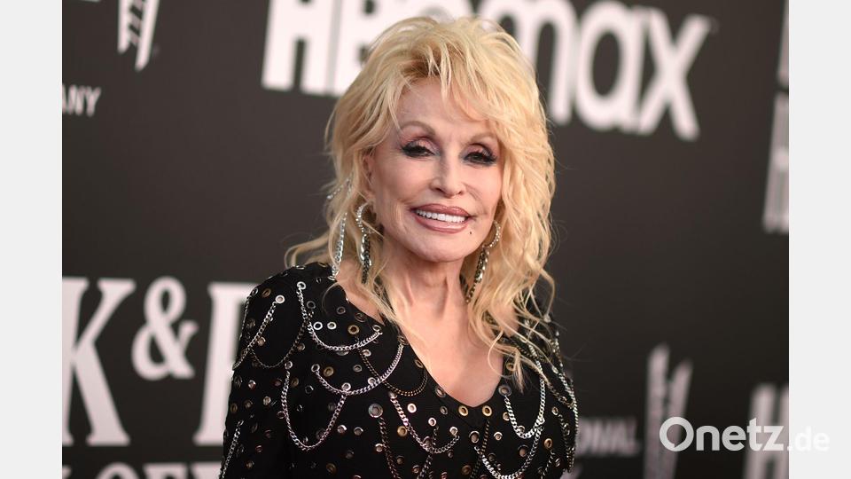 Dolly Parton wurde von der Oscar-Akademie für ihr sozialen Engagement geehrt. (Archivbild) Bild: Richard Shotwell/Invision via AP/dpa