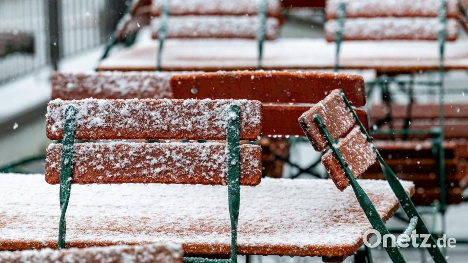 Der Schnee bedeckte am Großen Arber auch Tische und Stühle eines Restaurants. Bild: Armin Weigel/dpa