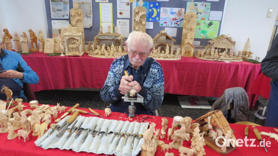 Ein Hobbyschnitzer zeigt sein Können. Bild: adj