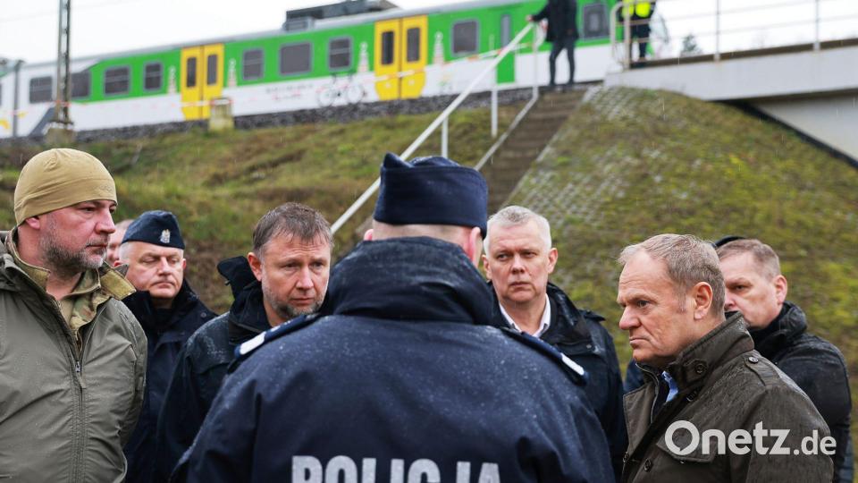 Ministerpräsident Tusk besichtigte die beschädigte Eisenbahnstrecke. Bild: KPRM/AP/dpa