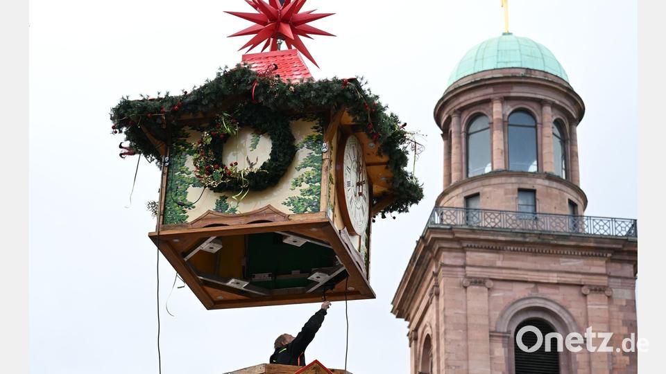 Standaufbau am Paulsplatz: Frankfurter Weihnachtsmarkt öffnet am 25. November Bild: Arne Dedert/dpa