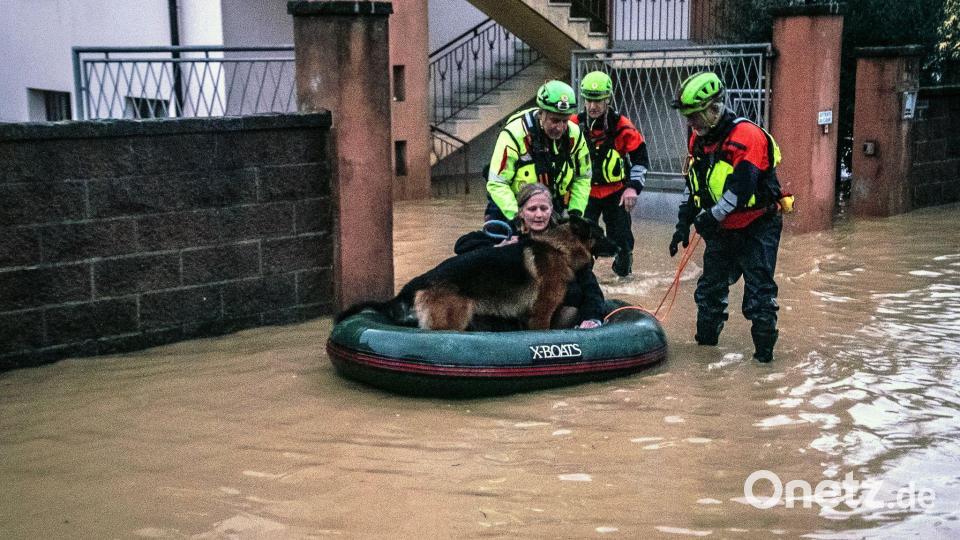 Eine Frau musste mit ihrem Hund im Schlauchboot gerettet werden. Bild: Michela Porta/IPA via ZUMA Press/dpa