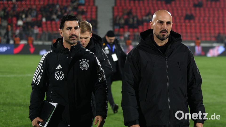 Trainer Antonio Di Salvo (r) musste lange auf die Führung warten. Bild: Artur Stabulnieks/dpa