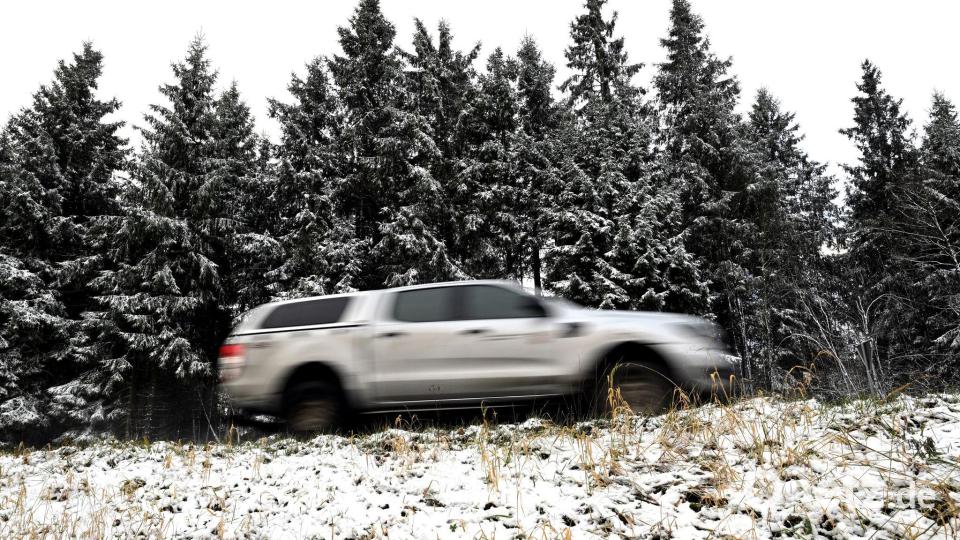 Auf dem Kahlen Asten im Sauerland wurden die ersten Tannen mit Schnee bedeckt. Bild: Federico Gambarini/dpa