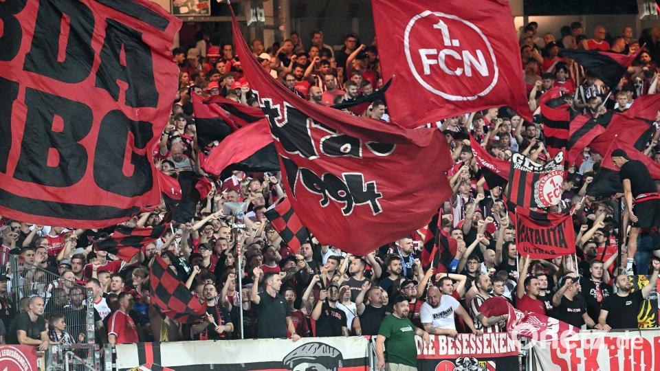 Fans des 1. FC Nürnberg feiern im Max-Morlock-Stadion. (Archivfoto) Bild: Jens Niering/dpa
