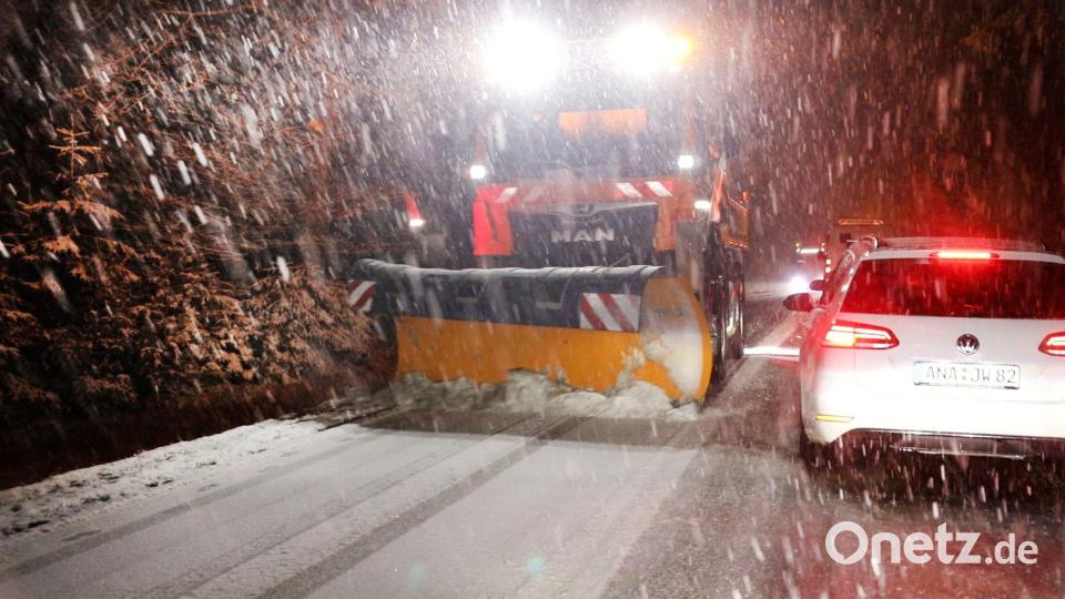 Im Erzgebirge räumte der Winterdienst den Schnee von den Straßen. Bild: André März/NEWS5/dpa