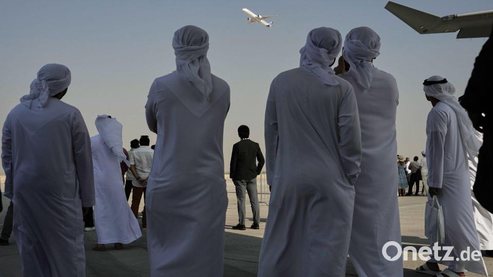 Flug-Show in Dubai Bild: Fatima Shbair/AP/dpa