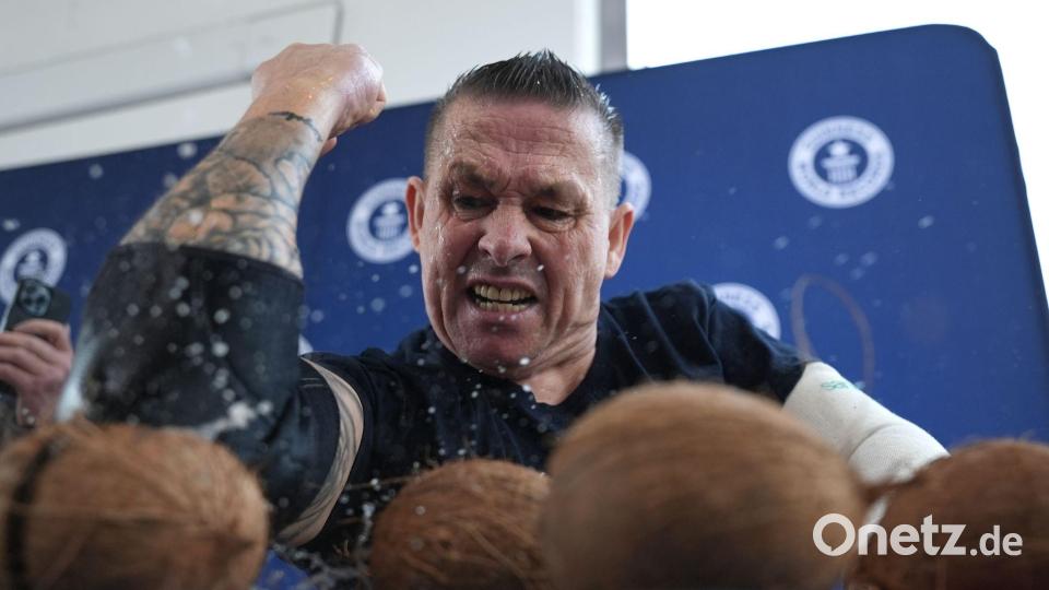 Gaude knackte seinen eigenen Rekord von 83 Kokosnüssen. Bild: Marcus Brandt/dpa