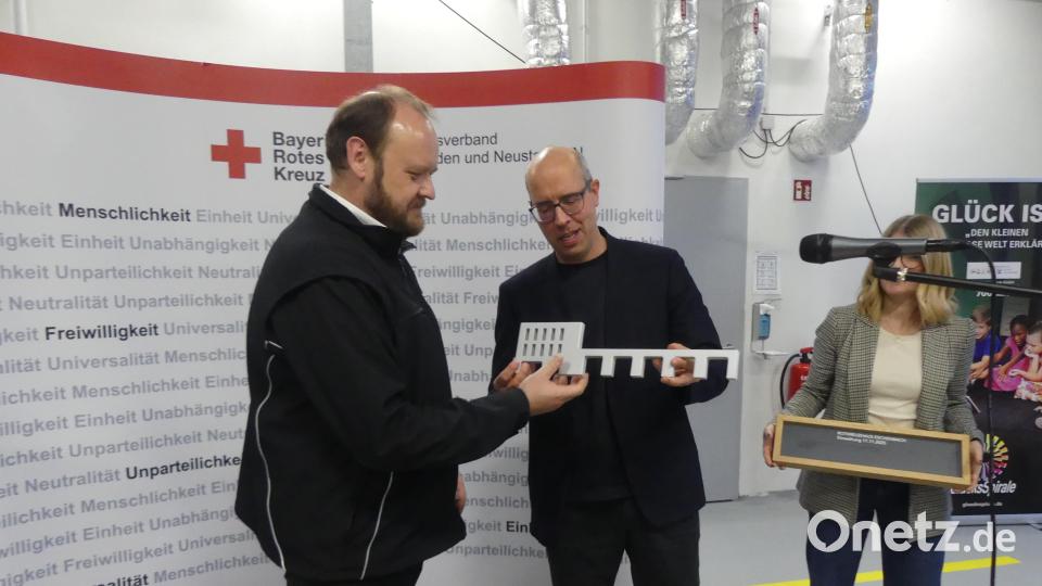 Architekt Axel Weidner übergab an Kreisvorsitzenden Andreas Meier den Schlüssel für das Zentrum. Das Symbol stellt die Front des Gebäudes dar. Bild: rn