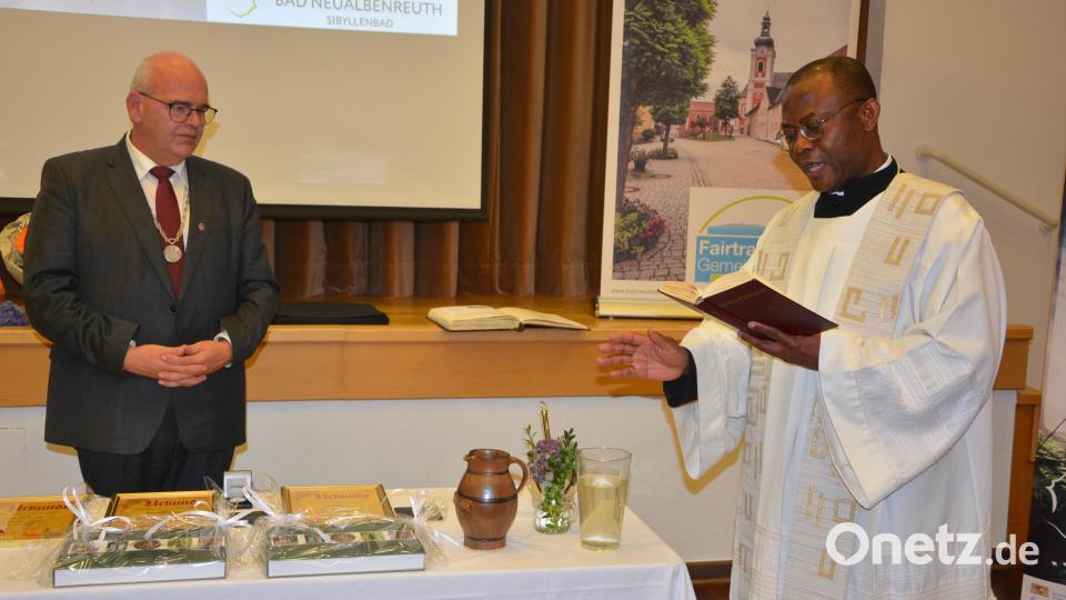 Pfarrer George Emeka Oranekwu (rechts) segnete das Wasser der zwei Bad Neualbenreuther Heilquellen, links Bürgermeister Klaus Meyer. Bild: jr