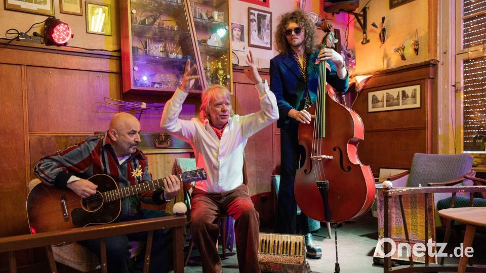 Nur mit Gitarrist und Bassist steht Schneider ab 2026 wieder auf der Bühne. Er selbst wechselt zwischen verschiedenen Instrumenten. Bild: Rolf Vennenbernd/dpa