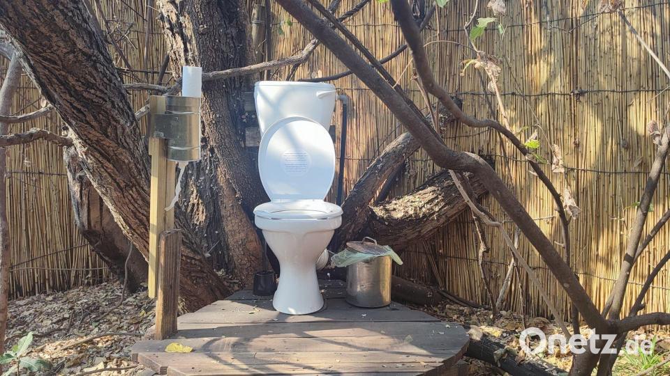 Spültoiletten für Touristen gibt es heute sogar im afrikanischen Busch - manche sogar unter freiem Himmel. (Archivbild) Bild: Brian Walker/dpa