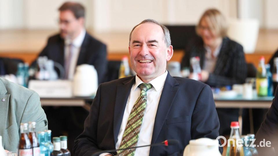 Jagd- und Wirtschaftsminister Aiwanger ruft Jäger auf, Biber im Bedarfsfall zu schießen. Rechtlich stehe dem „fast nichts im Weg“. Bild: Daniel Löb/dpa