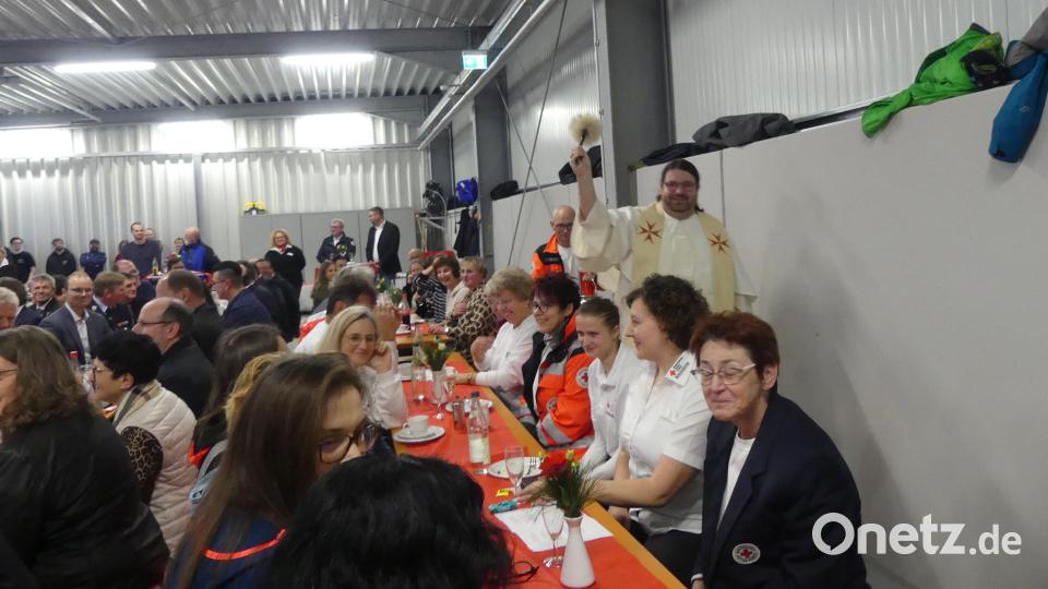 Auch Angehörige der BRK-Bereitschaft Eschenbach bekamen den Segen des Pfarrers ab. Bild: rn