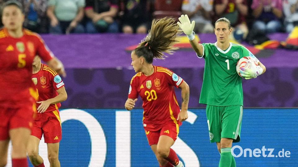 Wie im EM-Halbfinale dürfte Ann-Katrin Berger wieder das deutsche Tor gegen Spanien hüten. Bild: Alessandra Tarantino/AP/dpa