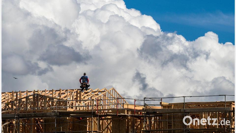 Wolken türmen sich hinter einem Hausbauprojekt in Kalifornien auf. Bild: Leonard Ortiz/The Orange County Register/AP/dpa