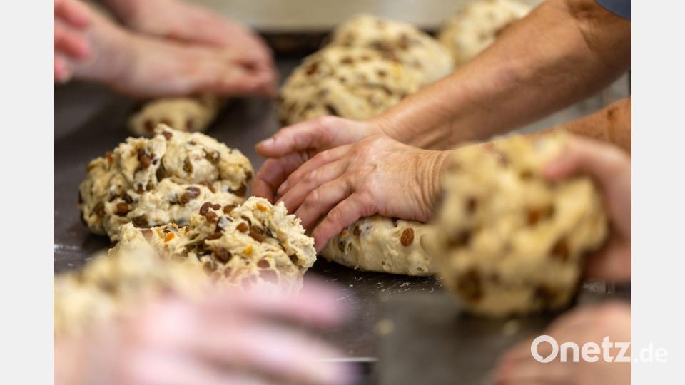 Jetzt wird wieder geknetet: In einer Bäckerei in Thüringen wird der Teig für Weihnachtsstollen zubereitet. Bild: Michael Reichel/dpa