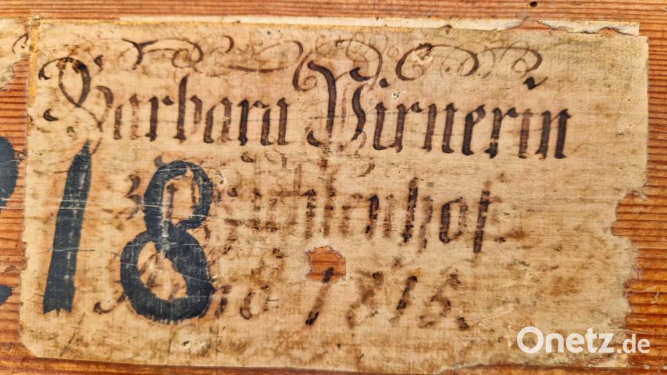 Eine Detailansicht der beschrifteten Kirchenbank: Die Familie von Barbara Pirner aus Fichtenhof ist noch immer im Ort ansässig. Bild: hdk