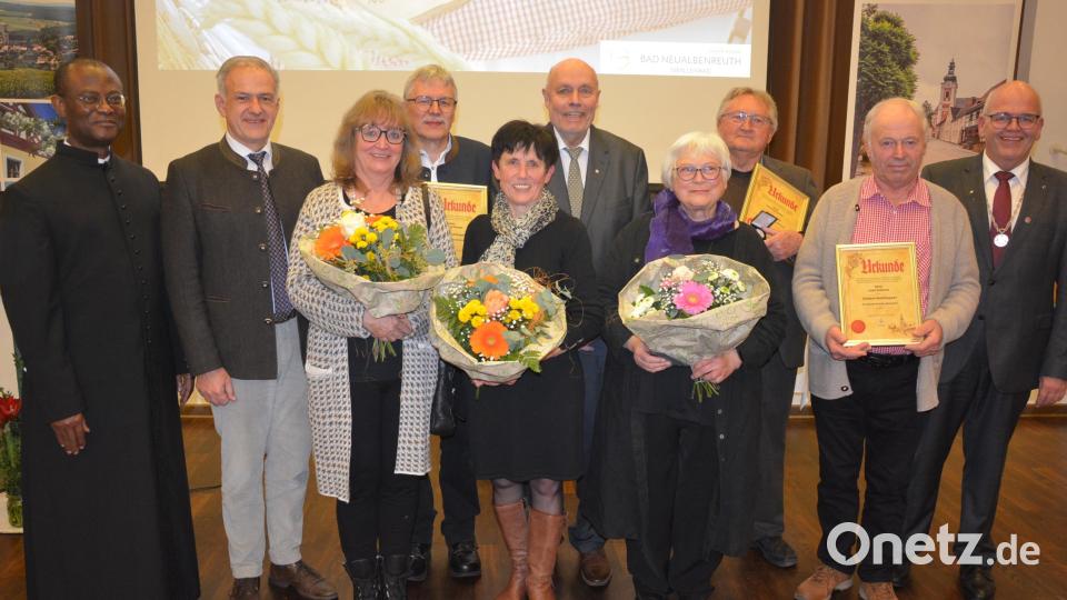 Hohe Auszeichnungen gab es beim Bäderempfang der Marktgemeinde Bad Neualbenreuth. Im Bild die Preisträger (von links) mit Pfarrer George Emeka Oranekwu, Landrat Roland Grillmeier, Monika und Wolfgang Plonner, Edeltraud und Albert Köstler, Anita und Meinhard Köstler, Josef Schnurer und Bürgermeister Klaus Meyer. Bild: jr
