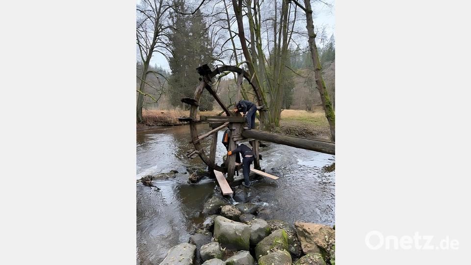Das historische Wasserrad wurde abtransportiert und wird nun sorgfältig aufgearbeitet. Bild: Rotary Club Stiftland