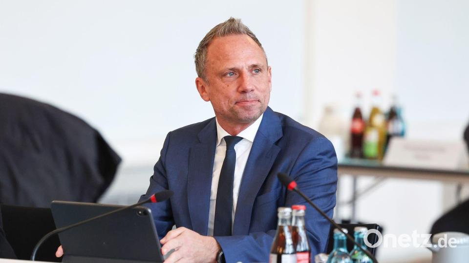 Umweltminister Thorsten Glauber (Freie Wähler) sieht den Hochwasserschutz in Bayern künftig besser aufgestellt. Bild: Daniel Löb/dpa