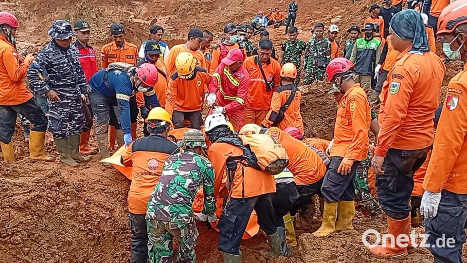 Starker Regen hatte in Zentraljava mehrere Erdrutsche ausgelöst. Bild: -/BASARNAS/dpa