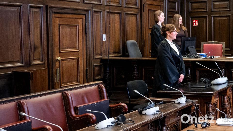 Die Verteidigerin steht zunächst ohne ihre Mandantin im Gerichtsaal. Die wahrscheinlich psychisch kranke Beschuldigte wird erst hereingeführt, nachdem die Fotografen gegangen sind. Bild: Daniel Bockwoldt/dpa