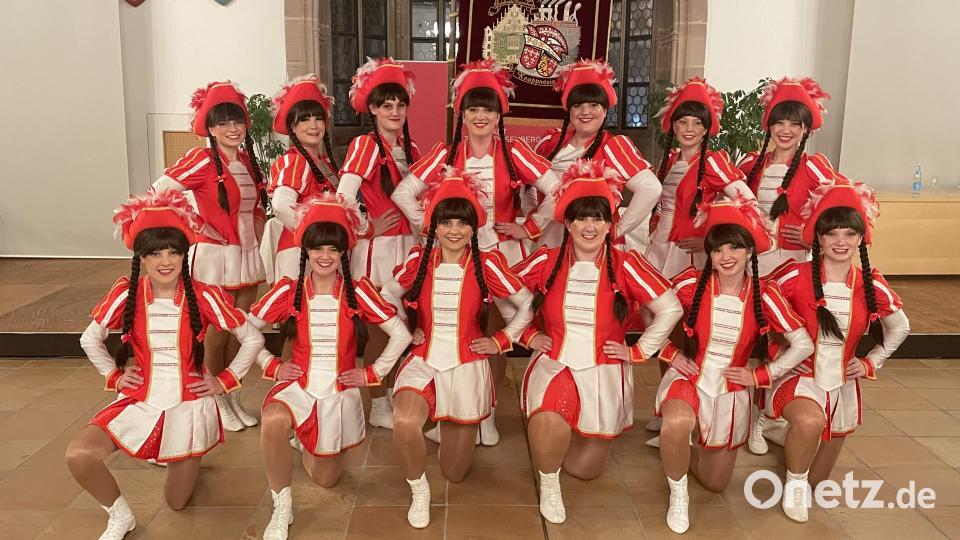 Die Prinzengarde der FG Knappnesia präsentierte ihre neuen Kostüme. Bild: Faschingsgesellschaft Knappnesia