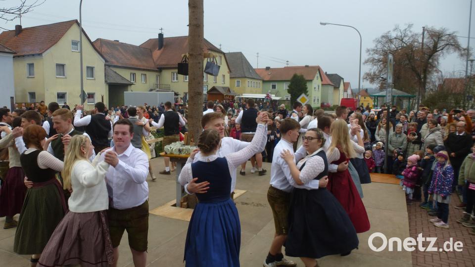 Die Kirwa-Paare setzten die Choreographie von Alexandra Bocka stilgerecht um. Bild: bk