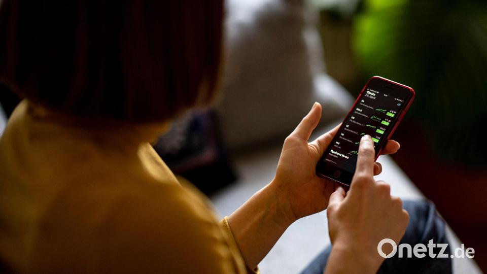 Auch die finanziellen Entscheidungen junger Menschen werden durch soziale Medien stärker beeinflusst als bei älteren Generationen. (Symbolbild) Bild: Fabian Sommer/dpa/dpa-tmn