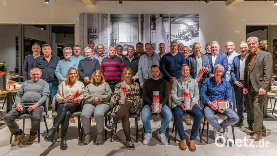 Die geehrten und verabschiedeten Kassecker-Mitarbeiter zusammen mit Geschäftsführern, Gesellschaftern sowie den Vertretern der IHK, des BBIV und dem Waldsassener Bürgermeister. Bild: Franz Kassecker GmbH