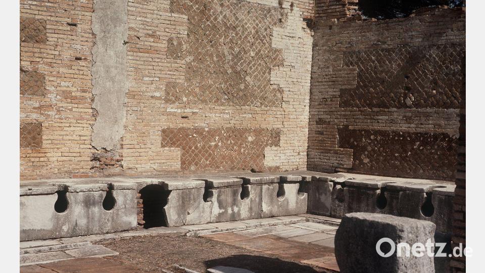 Die alten Römer saßen oft Schulter an Schulter, um ihr Geschäft zu verrichten. (Archivbild) Bild: Kurt Rohwedder/dpa