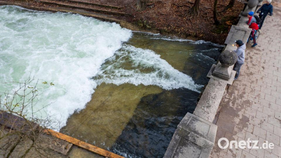 Seit einer Bachreinigung ist die berühmte Welle jedoch verschwunden - der Grund ist noch unklar. (Archivbild) Bild: Peter Kneffel/dpa