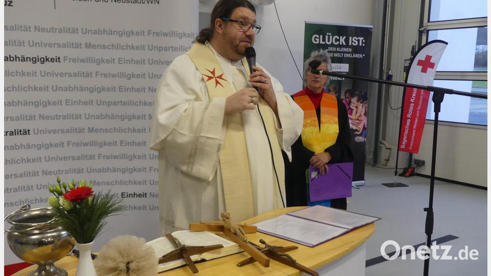 Pfarrer Johannes Bosco segnete drei für das Haus bestimmte Kreuze. Bild: rn