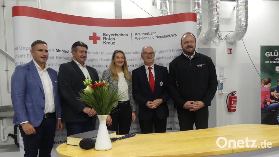 Sie prägten die Festveranstaltung: (von links) Bürgermeister Marcus Gradl, Kreisgeschäftsführer Sandro Gallitzdörfer, Ministerin Judith Gerlach, BRK-Präsident Hans-Michael Weisky und Landrat Andreas Meier. Bild: rn
